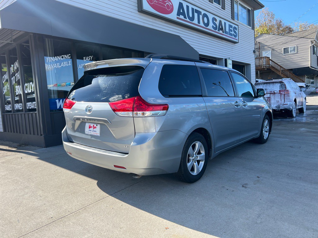 2013 Toyota Sienna Image 5
