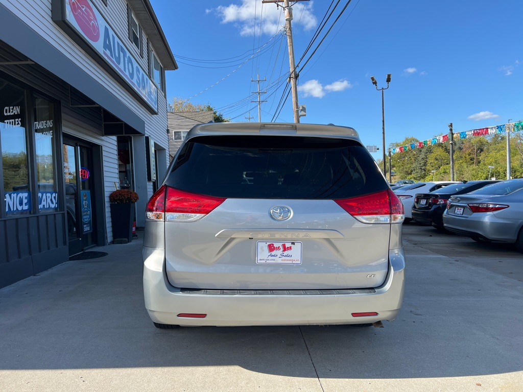 2013 Toyota Sienna Image 6