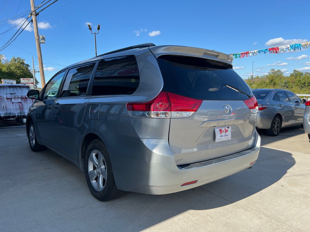 2013 Toyota Sienna Image 7