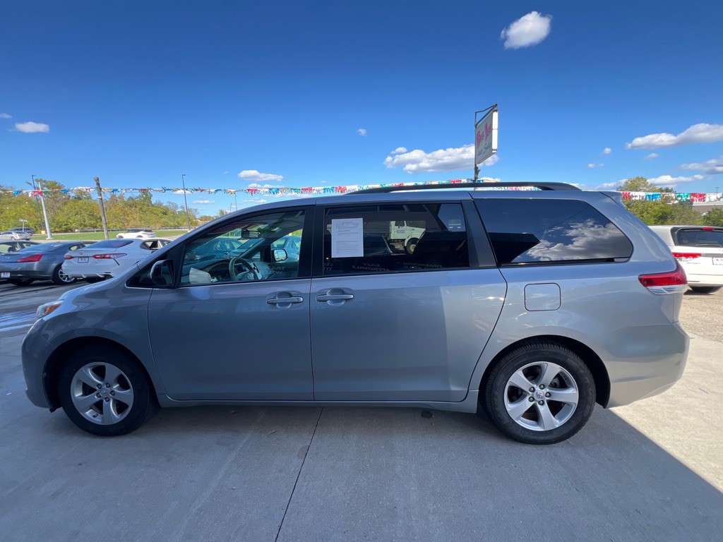 2013 Toyota Sienna Image 8