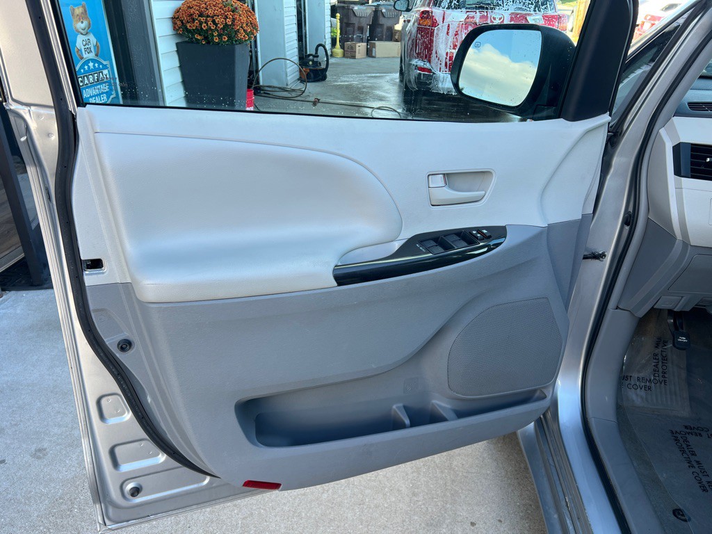 2013 Toyota Sienna Image 11