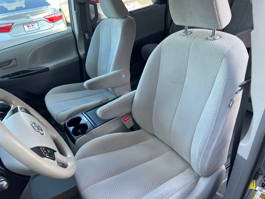 2013 Toyota Sienna Image 12