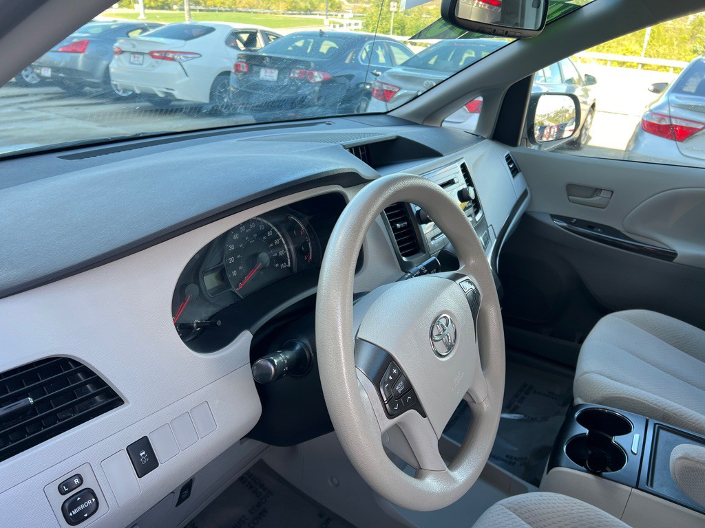 2013 Toyota Sienna Image 13