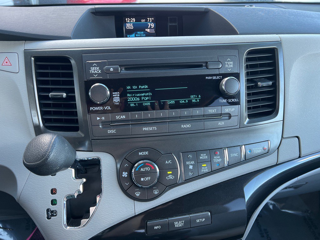 2013 Toyota Sienna Image 16