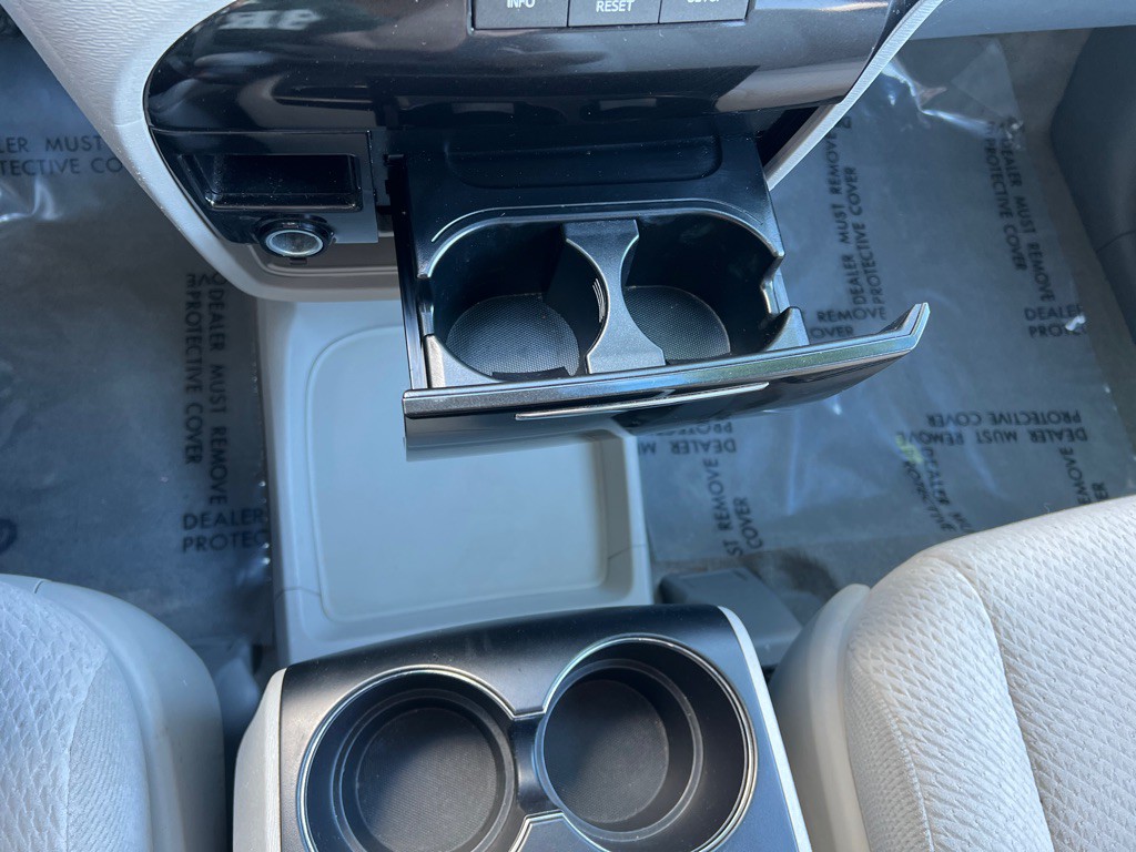 2013 Toyota Sienna Image 18