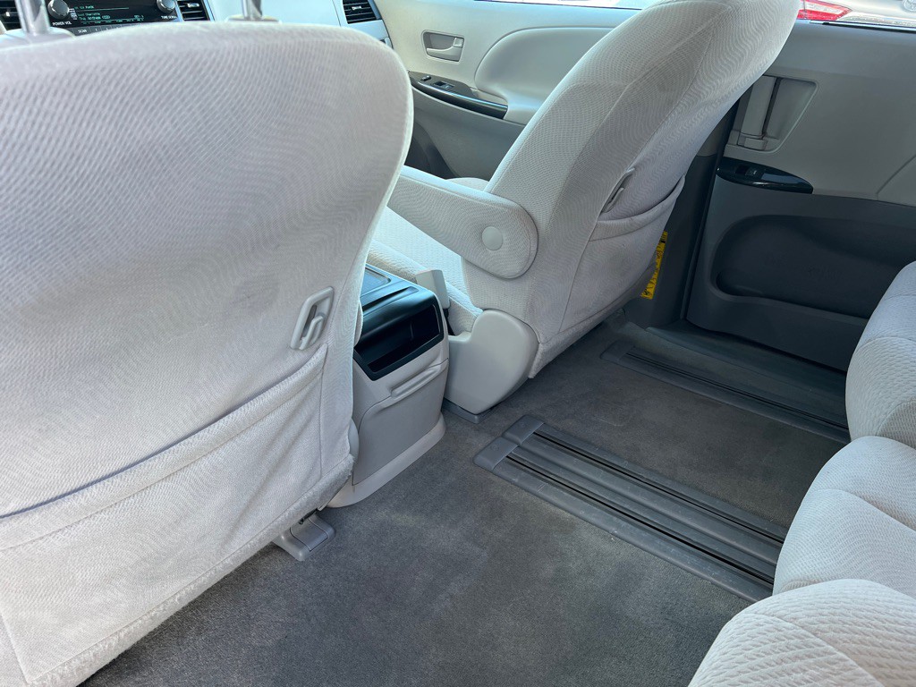 2013 Toyota Sienna Image 21