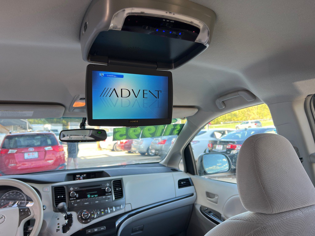2013 Toyota Sienna Image 23