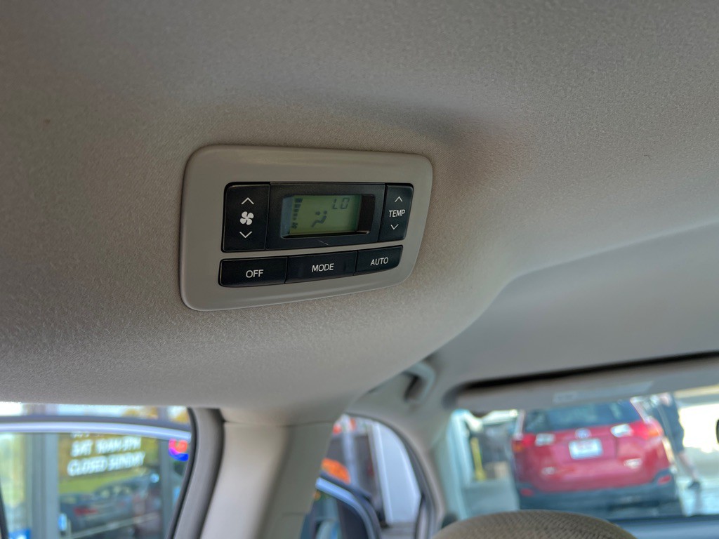 2013 Toyota Sienna Image 24