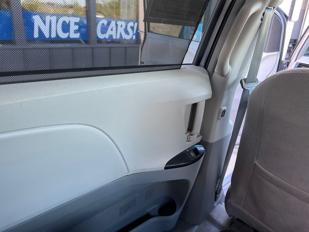 2013 Toyota Sienna Image 26