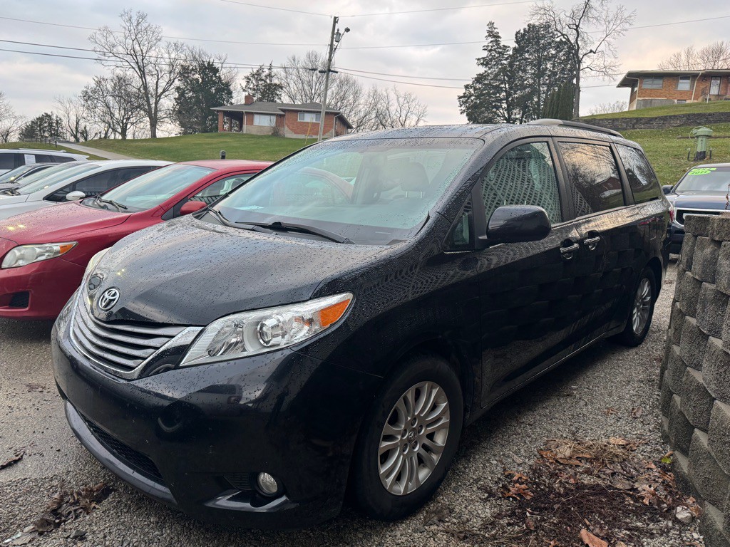 2017 Toyota Sienna Image 1