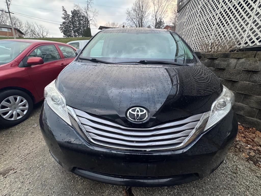 2017 Toyota Sienna Image 2