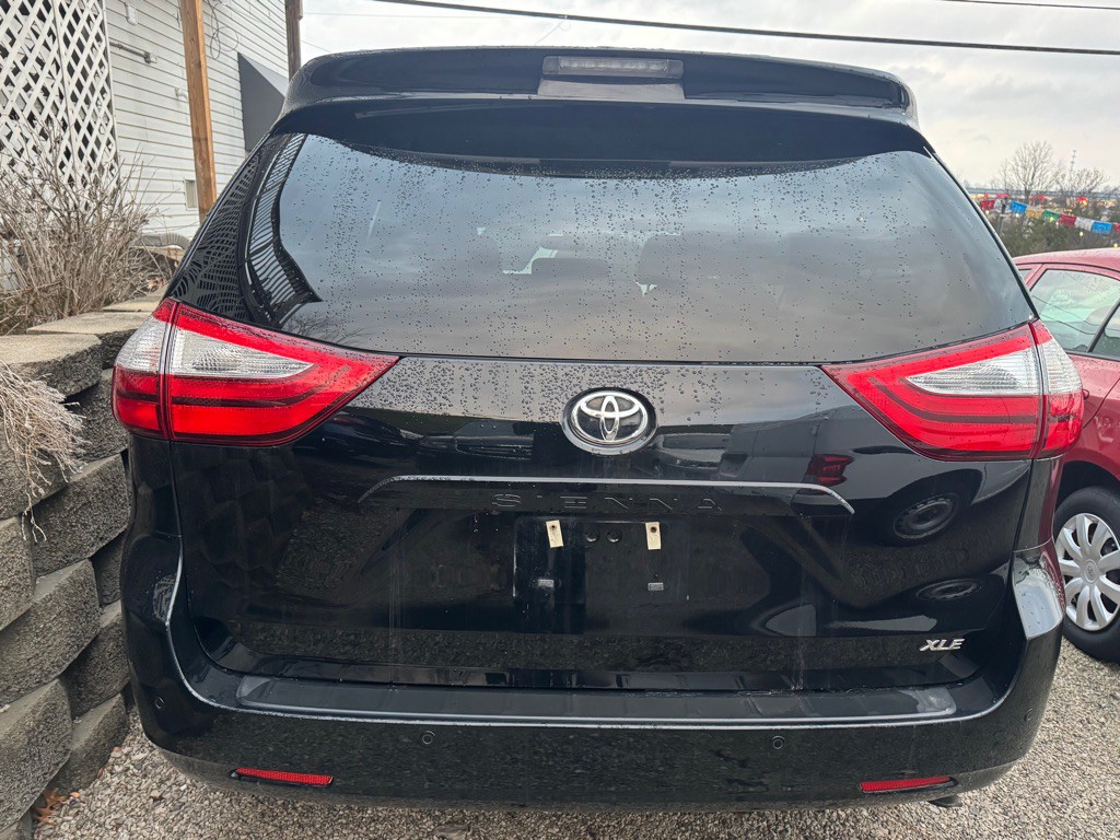 2017 Toyota Sienna Image 3