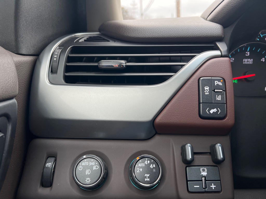 2015 Chevrolet Suburban Image 17