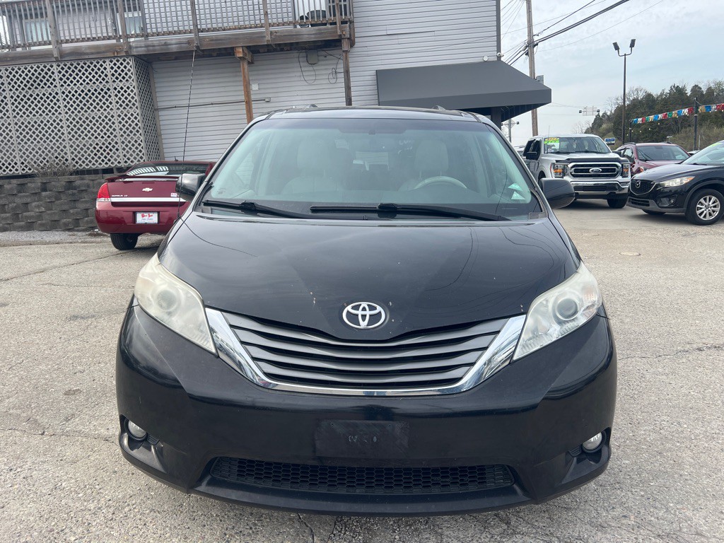 2014 Toyota Sienna Image 2