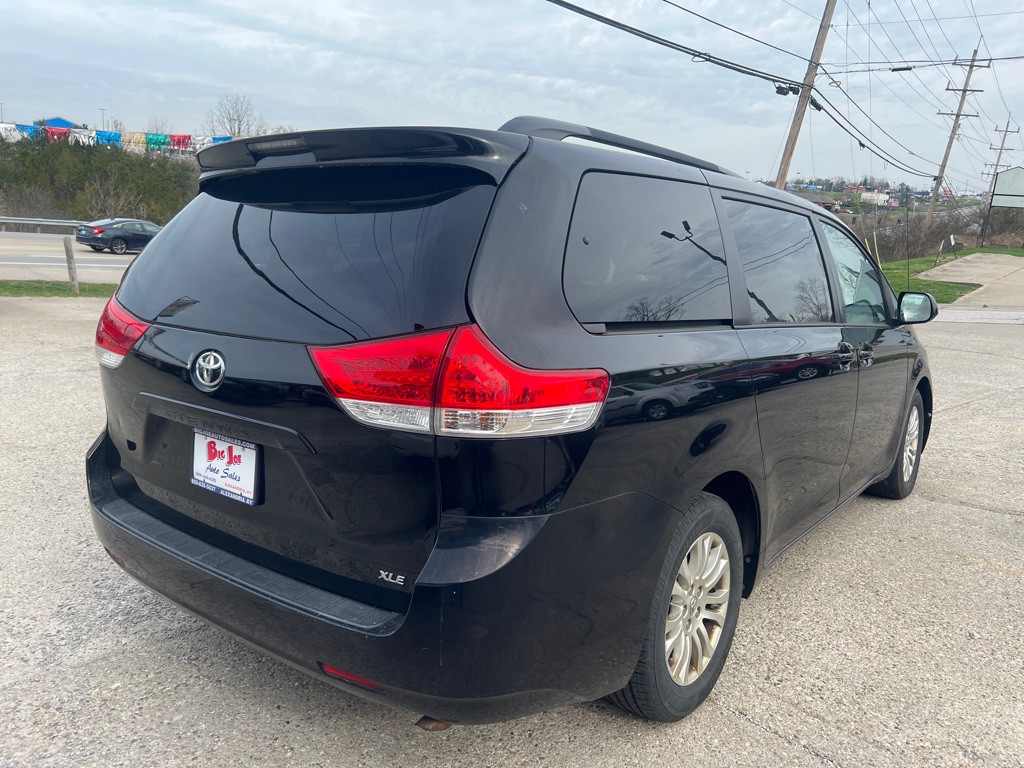 2014 Toyota Sienna Image 5
