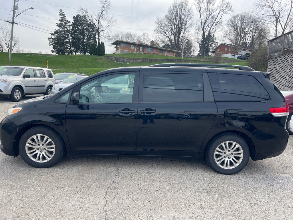 2014 Toyota Sienna Image 8