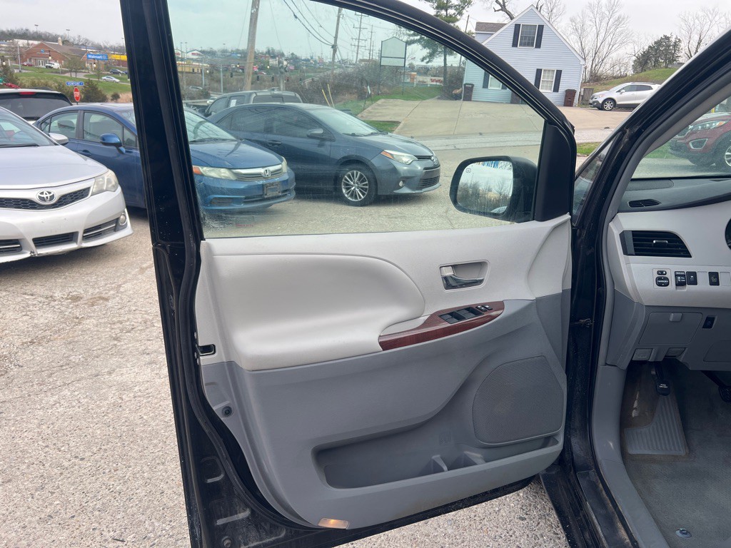 2014 Toyota Sienna Image 9