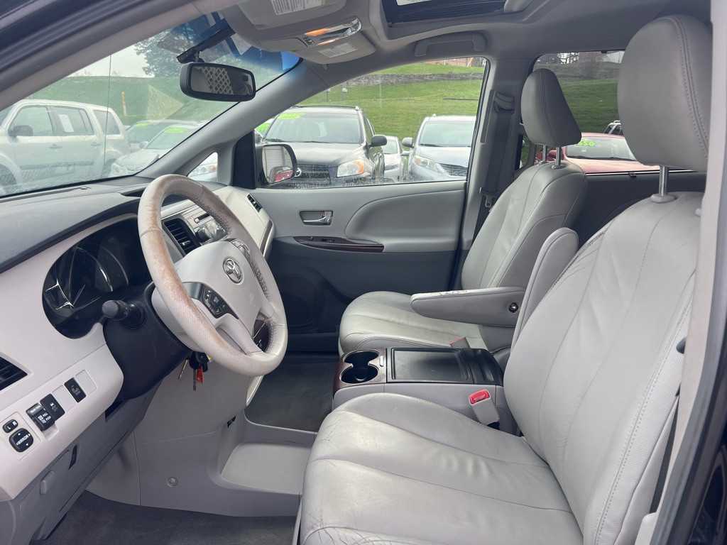 2014 Toyota Sienna Image 10