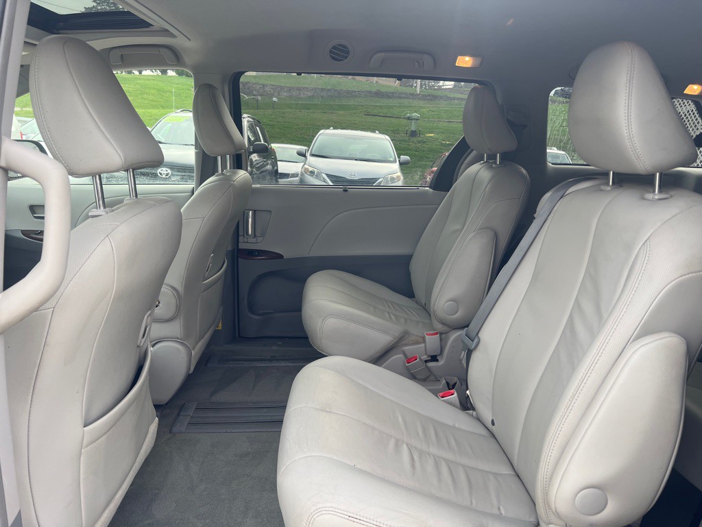 2014 Toyota Sienna Image 11