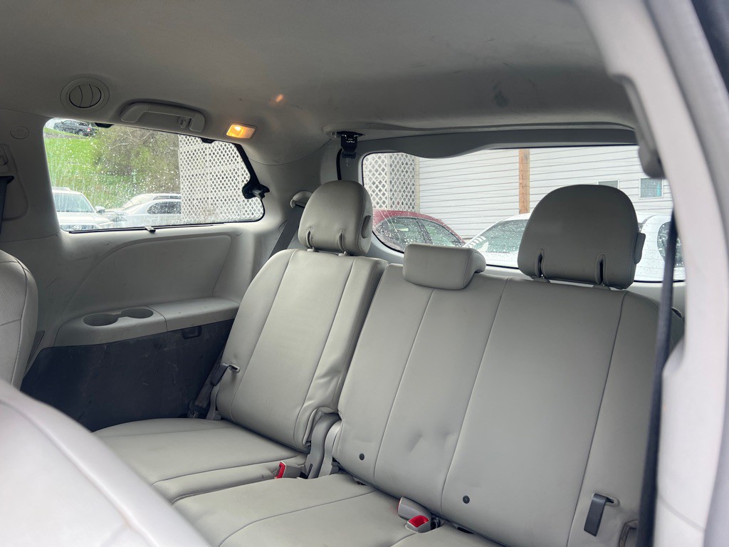 2014 Toyota Sienna Image 12