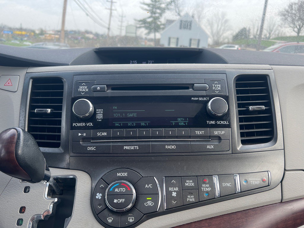 2014 Toyota Sienna Image 15