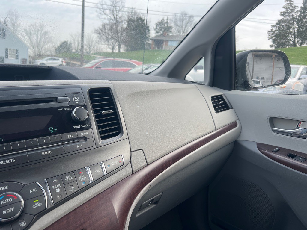 2014 Toyota Sienna Image 18