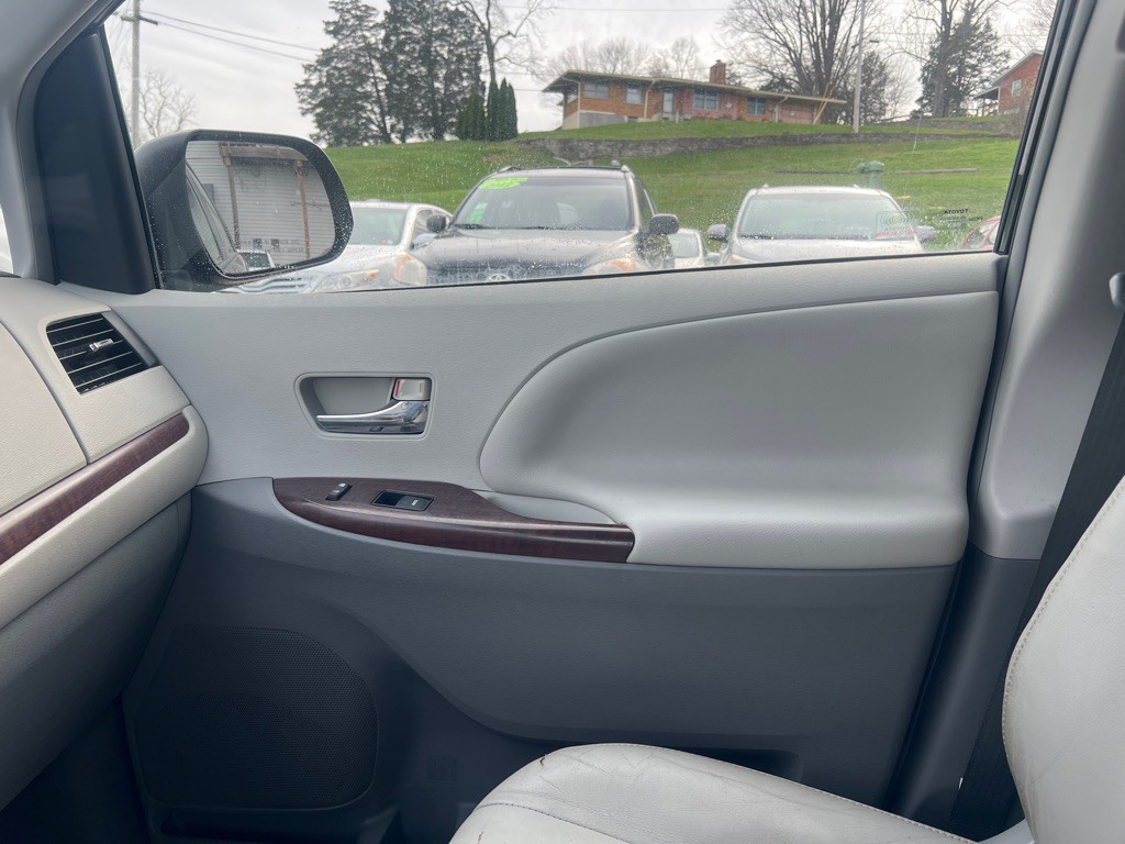 2014 Toyota Sienna Image 19