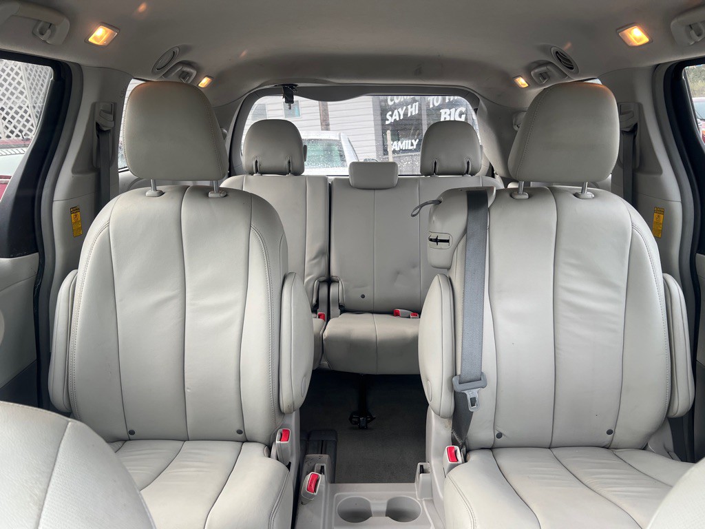2014 Toyota Sienna Image 25
