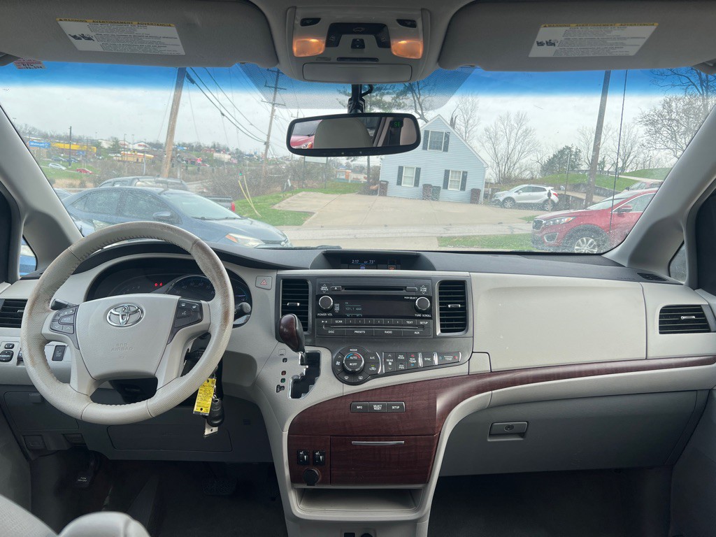 2014 Toyota Sienna Image 28
