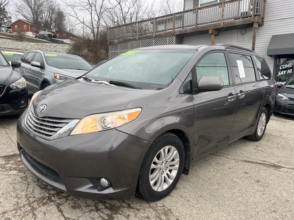 2017 Toyota Sienna Image 1