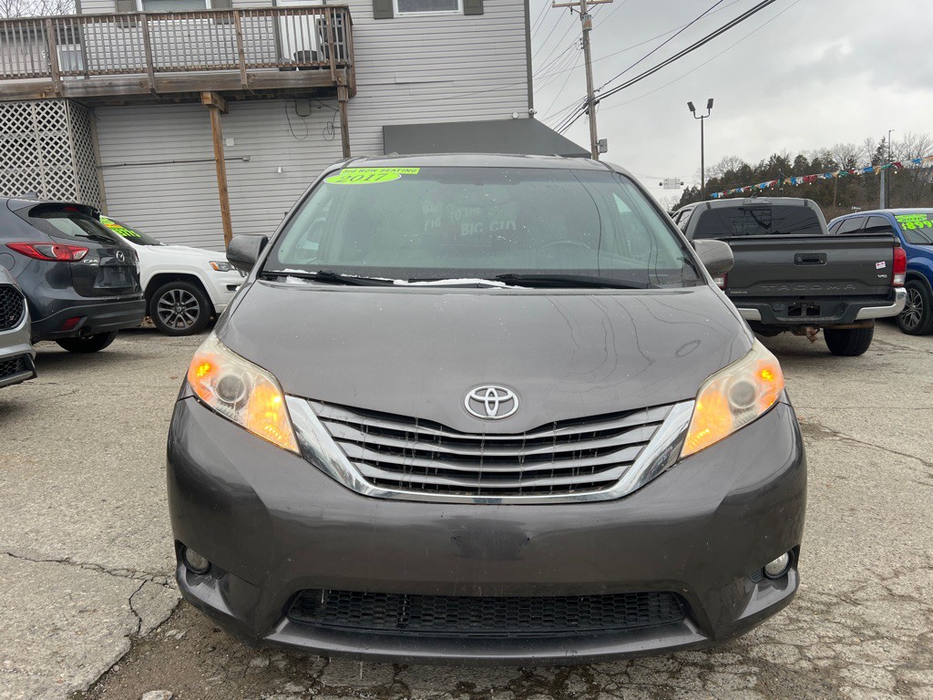 2017 Toyota Sienna Image 2