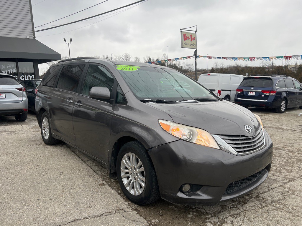 2017 Toyota Sienna Image 3