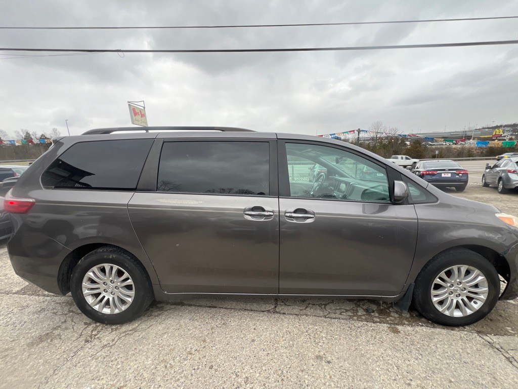 2017 Toyota Sienna Image 4