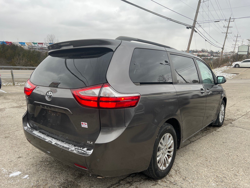 2017 Toyota Sienna Image 5