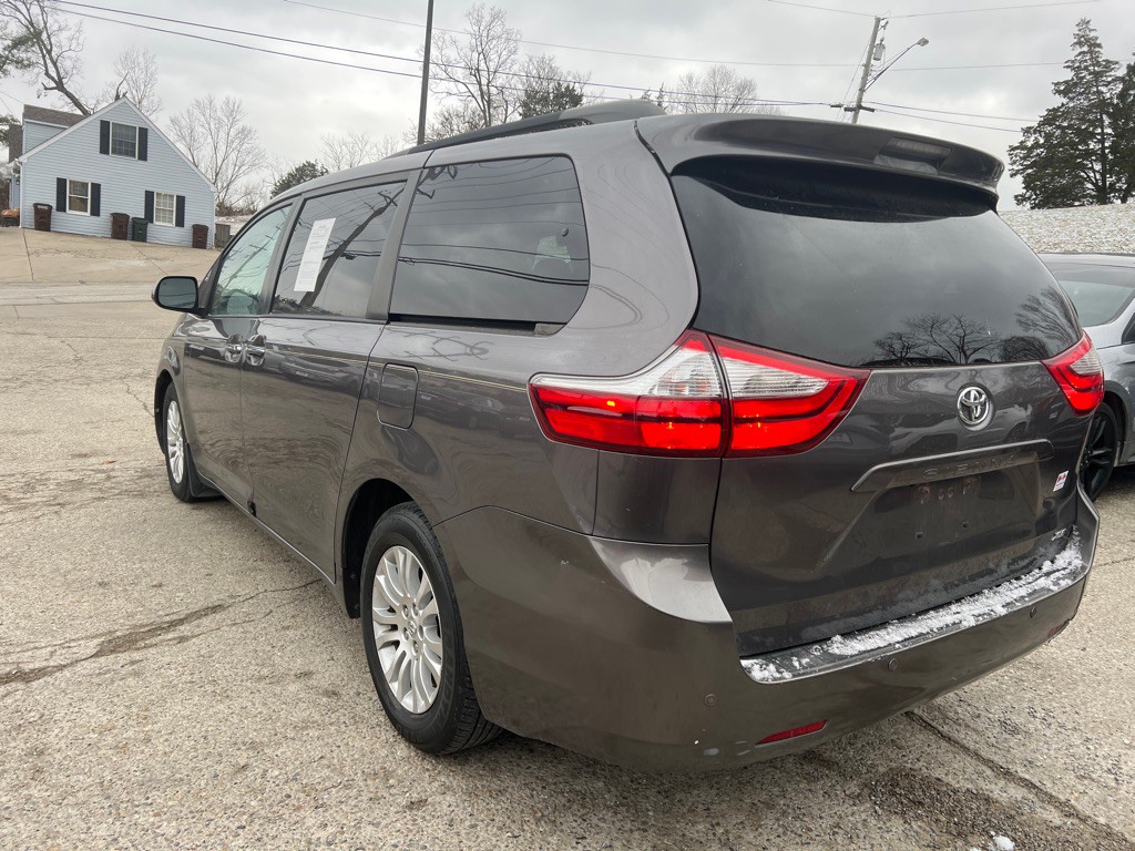2017 Toyota Sienna Image 7