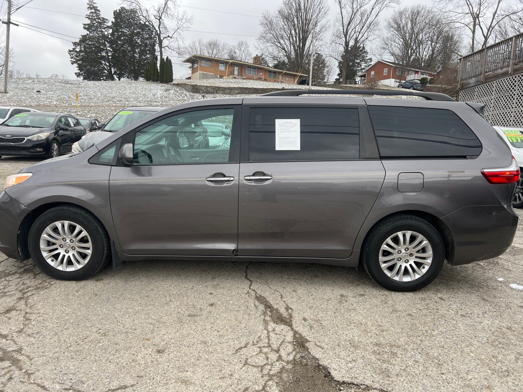 2017 Toyota Sienna Image 8
