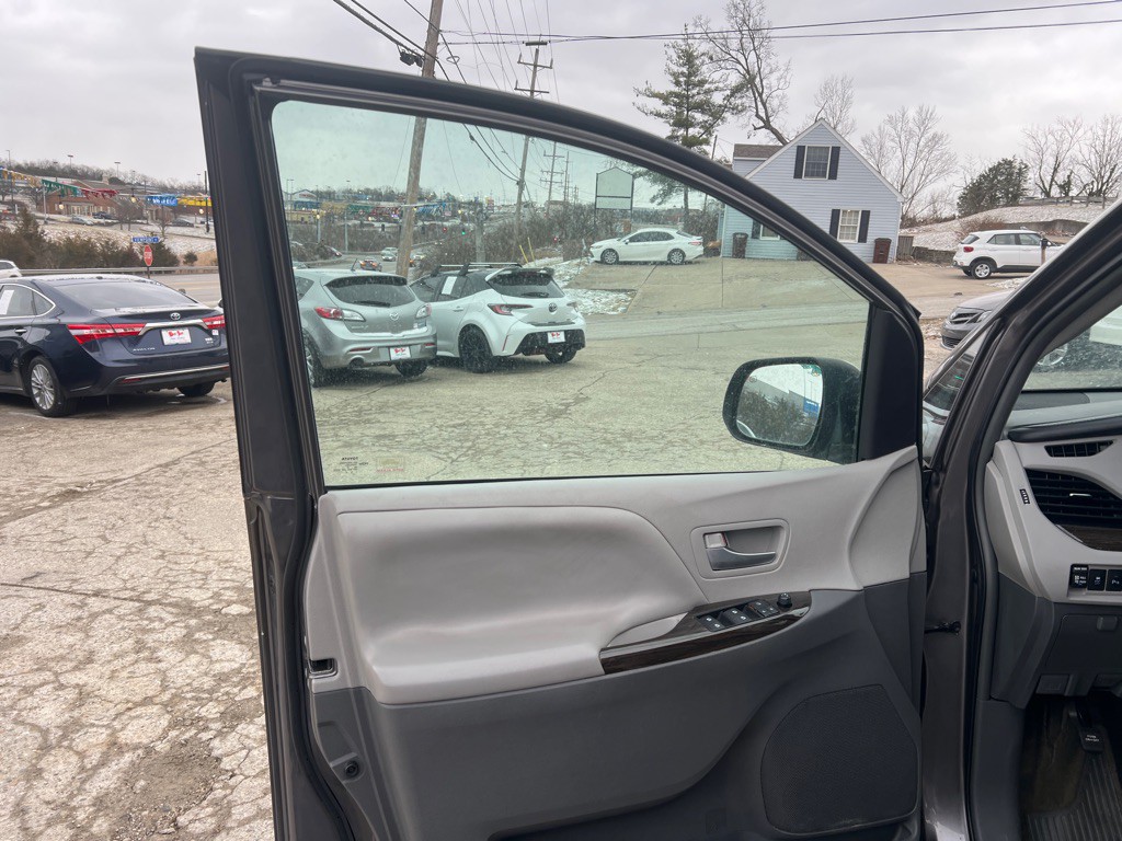 2017 Toyota Sienna Image 9