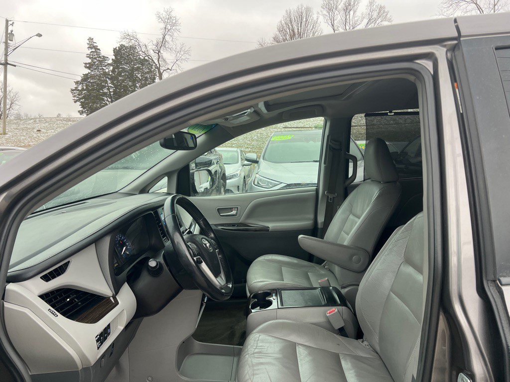 2017 Toyota Sienna Image 10
