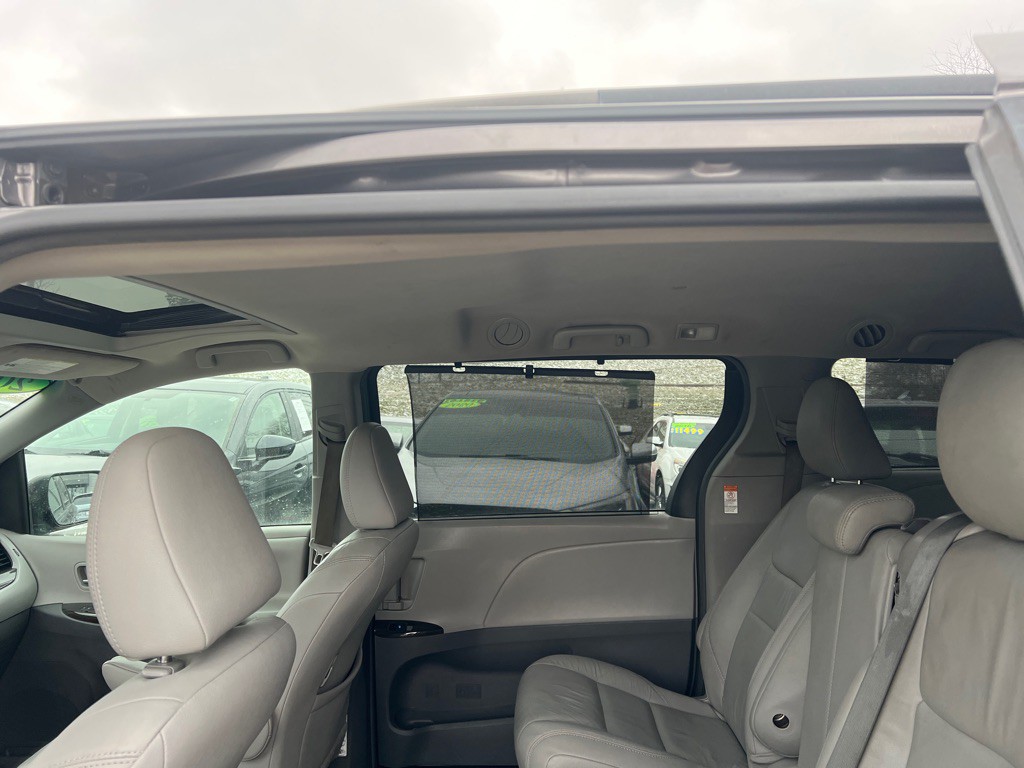 2017 Toyota Sienna Image 11