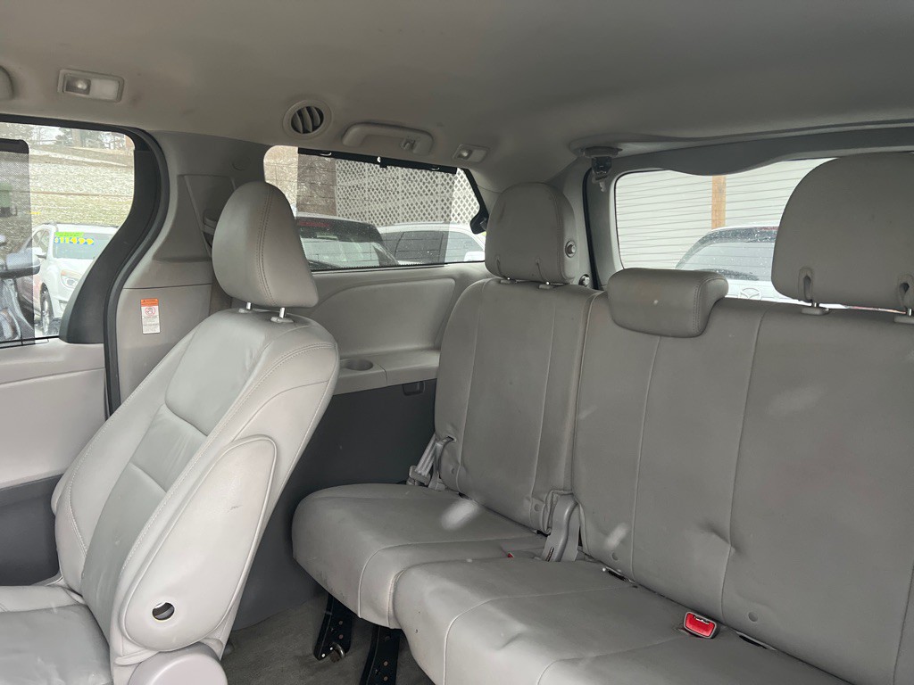 2017 Toyota Sienna Image 12