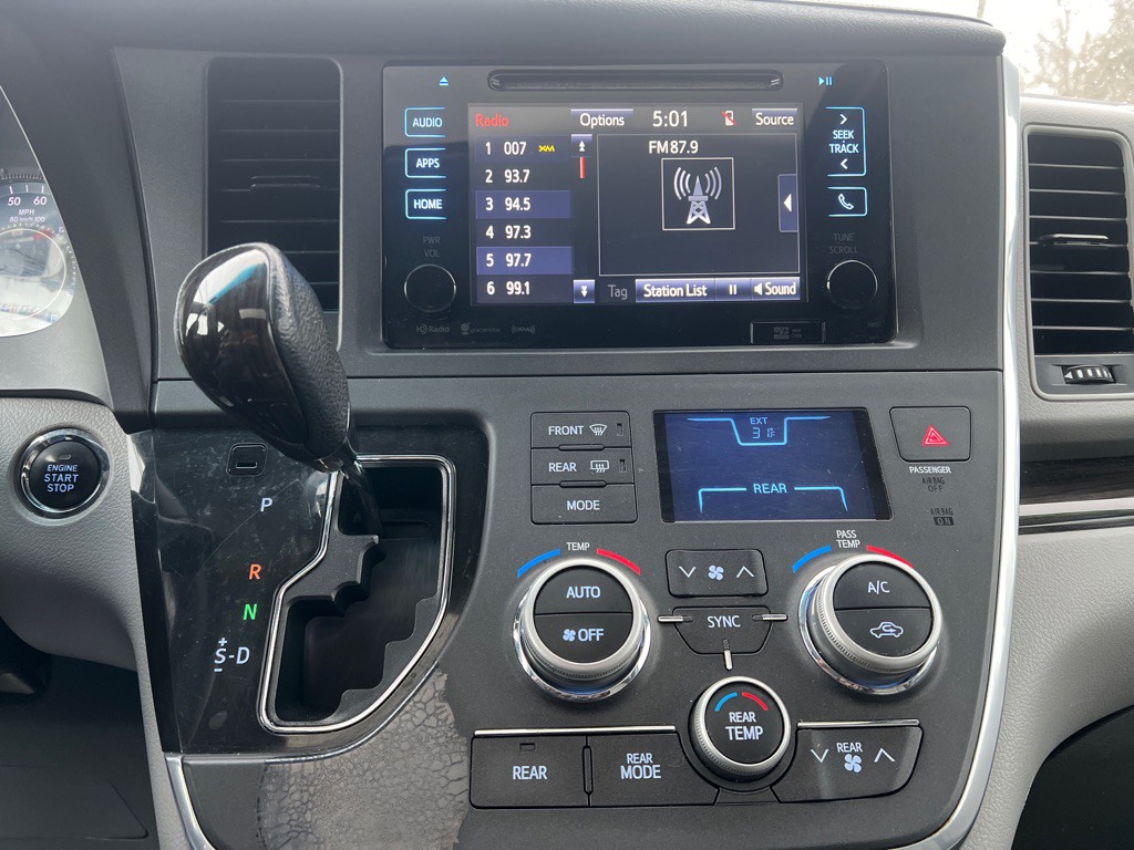 2017 Toyota Sienna Image 15