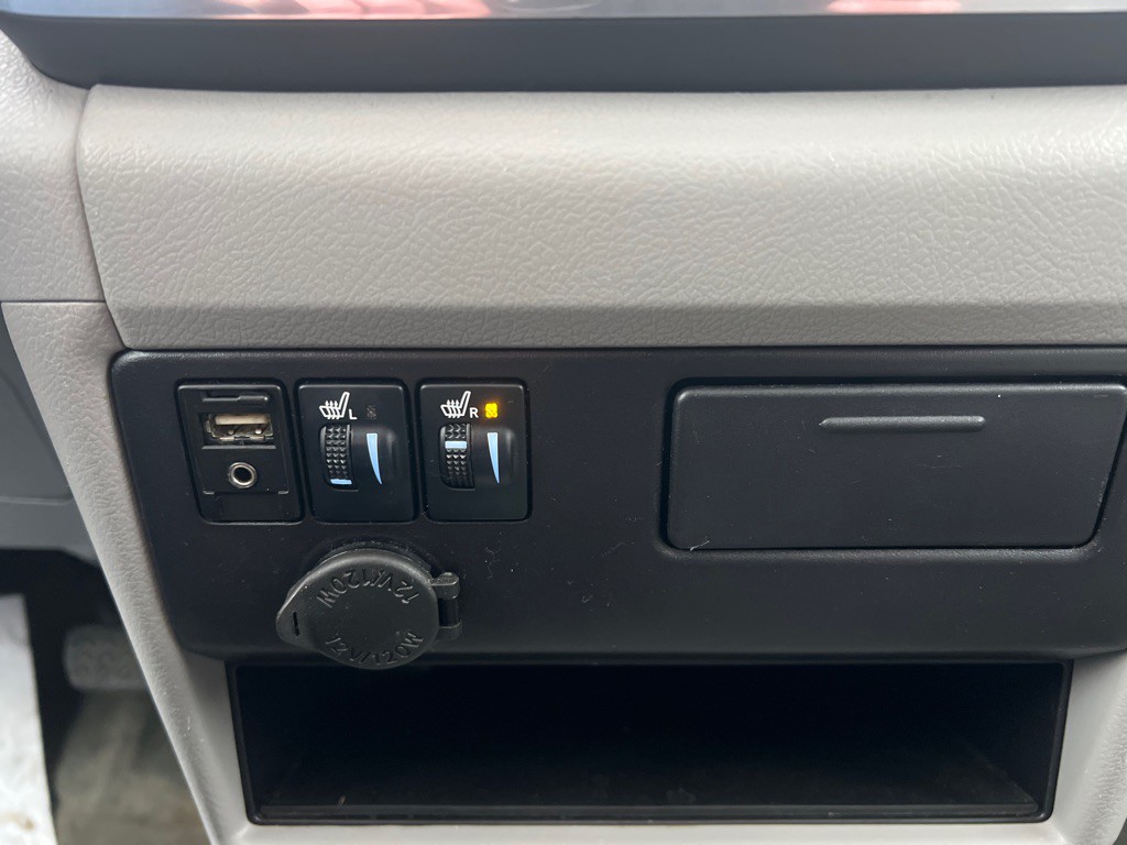 2017 Toyota Sienna Image 16