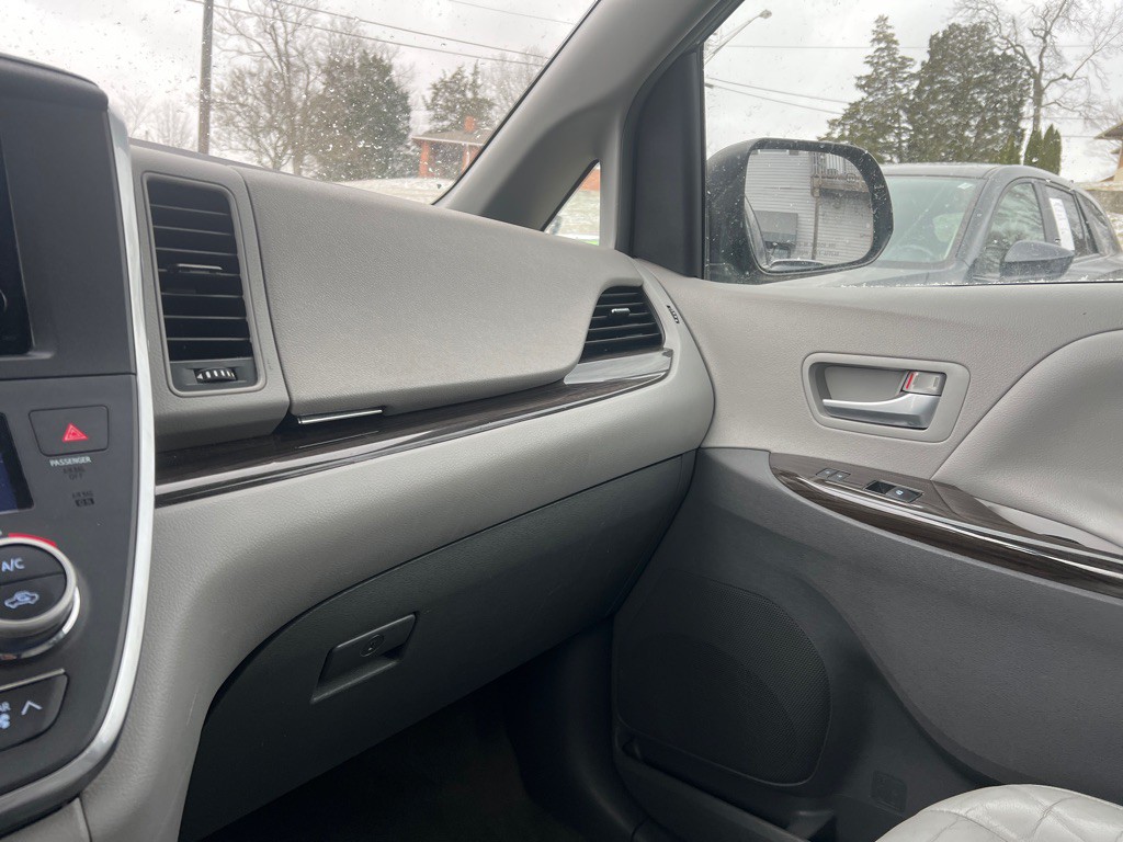 2017 Toyota Sienna Image 18