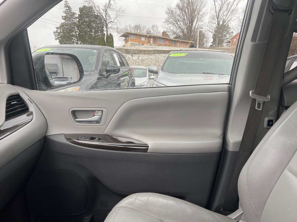 2017 Toyota Sienna Image 19