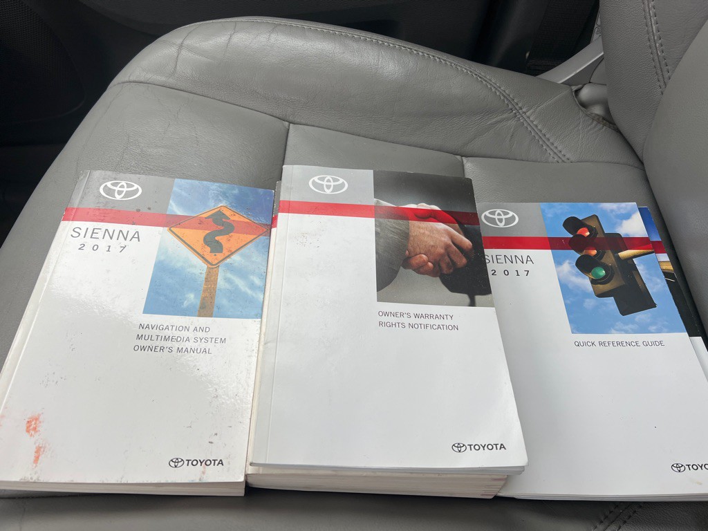 2017 Toyota Sienna Image 21