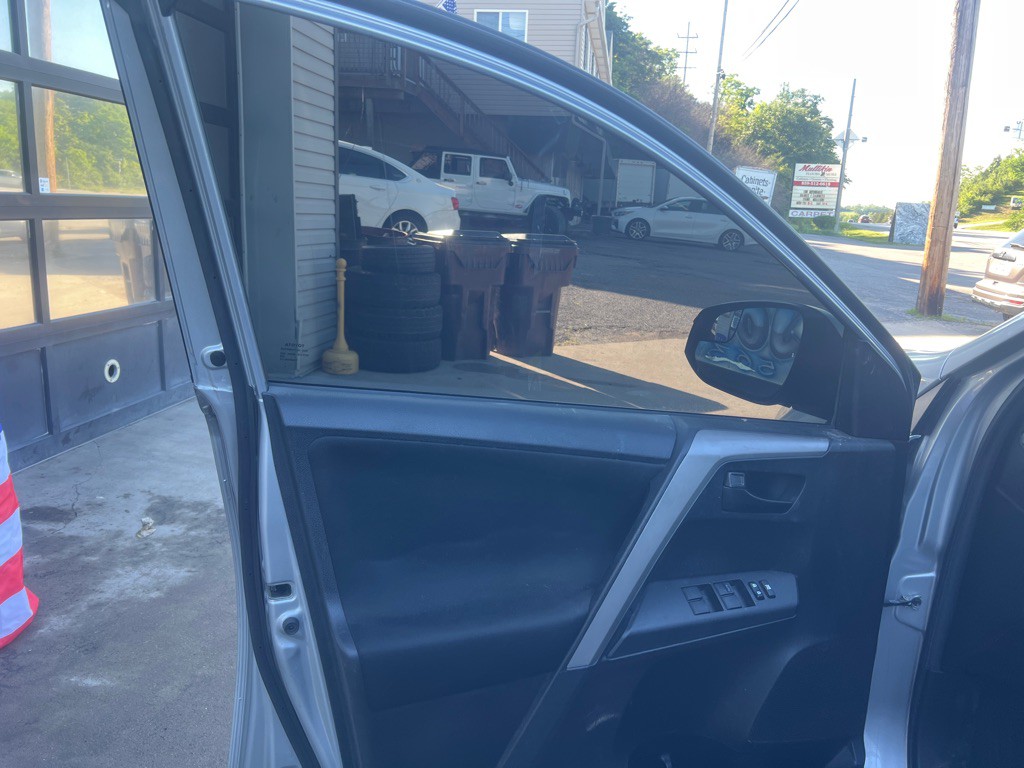 2017 Toyota Rav4 Image 9
