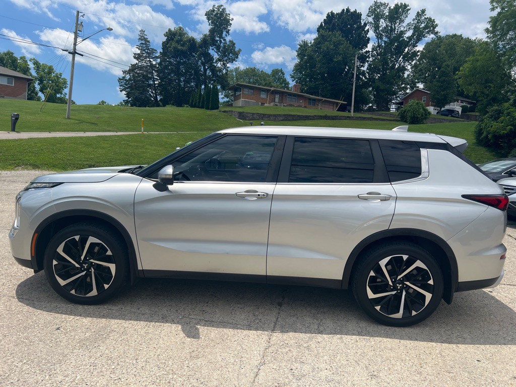 2022 Mitsubishi Outlander Image 8