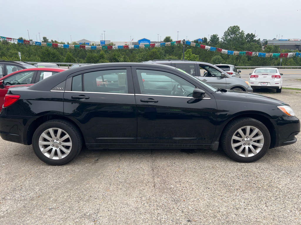 2013 Chrysler 200 Image 4