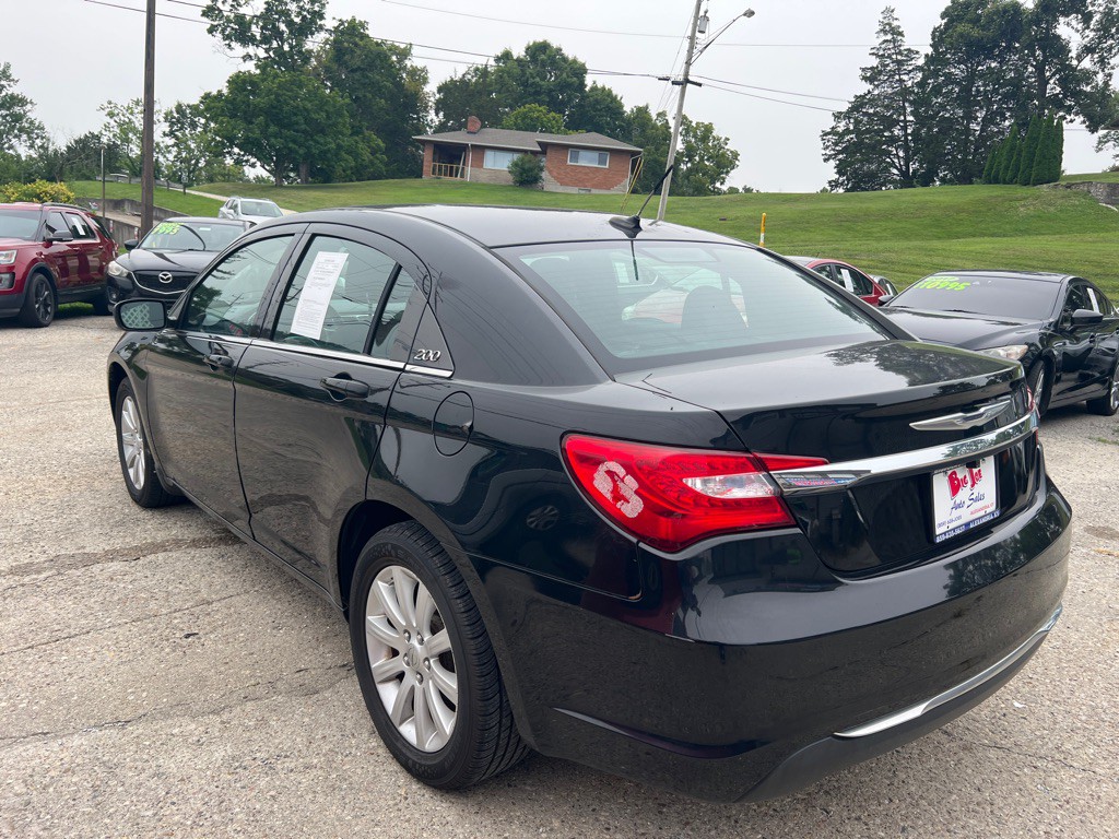 2013 Chrysler 200 Image 8