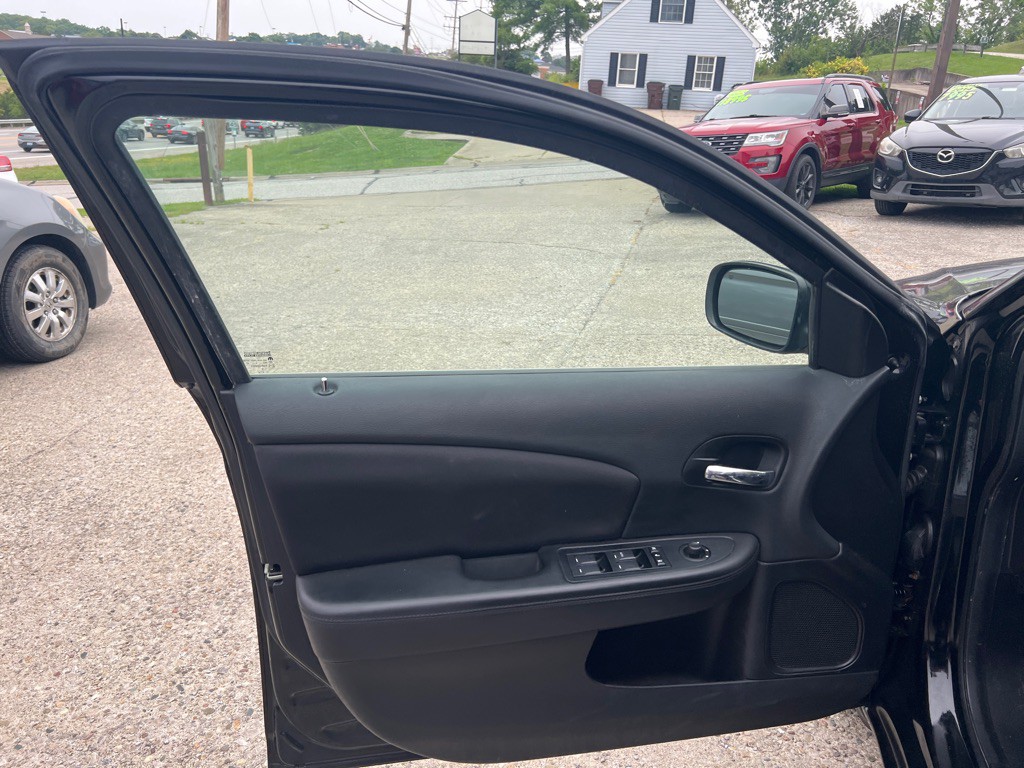 2013 Chrysler 200 Image 10
